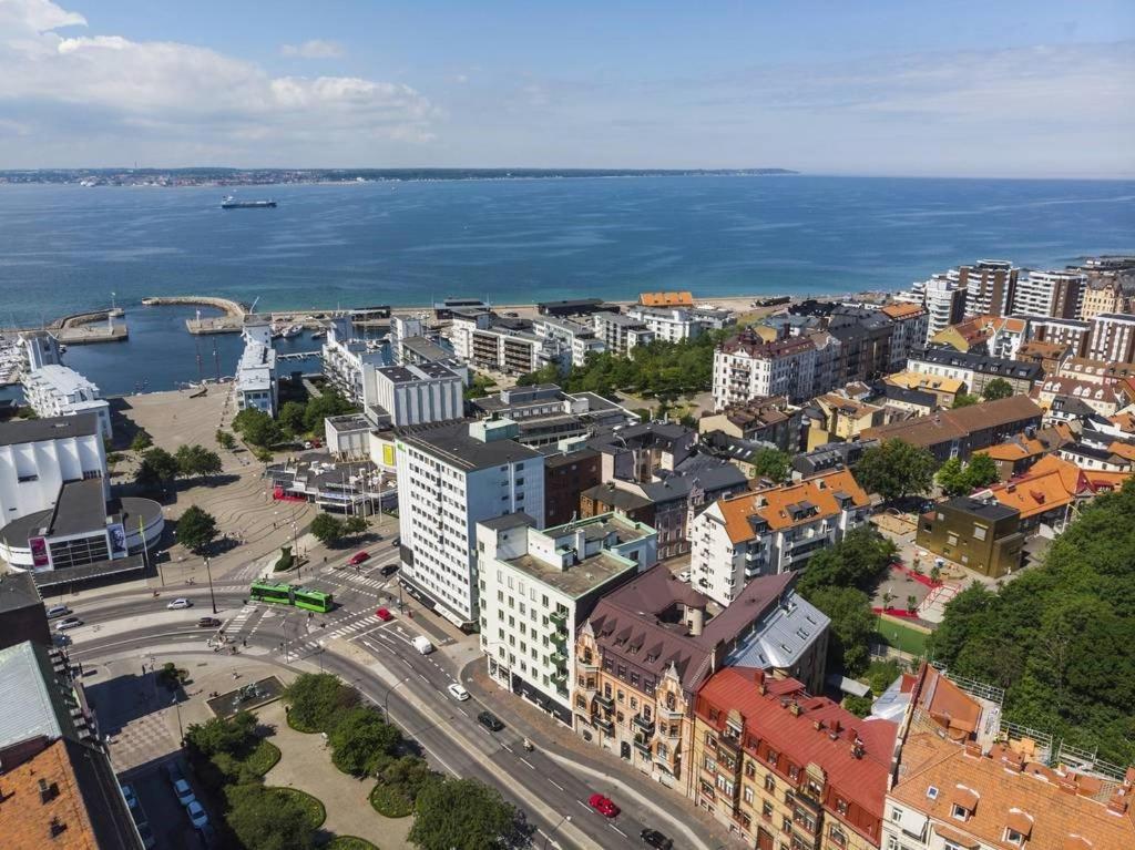 una vista aérea de una ciudad junto al agua en Lilla Drottninggatan Apartment Hotel, en Helsingborg