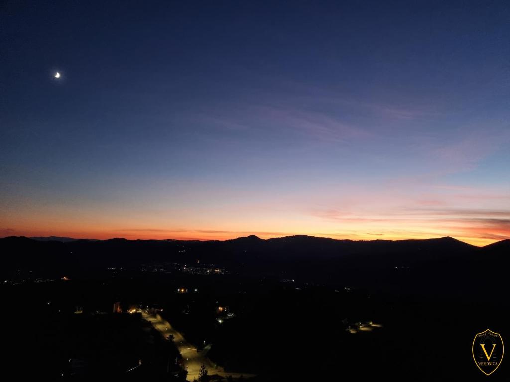 una puesta de sol con la luna en el cielo en Vesionica Holiday House, en Civitella Benazzone
