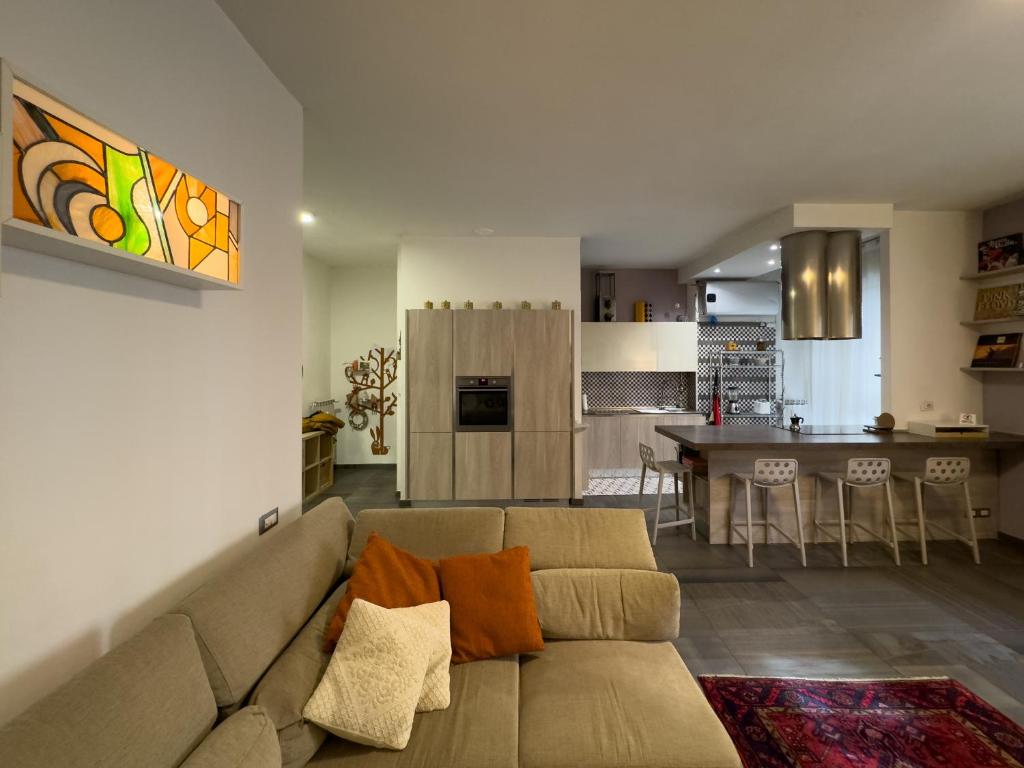 sala de estar con sofá y cocina en Cozy Apartment close to Milan Rho Fair MIND, en Rho