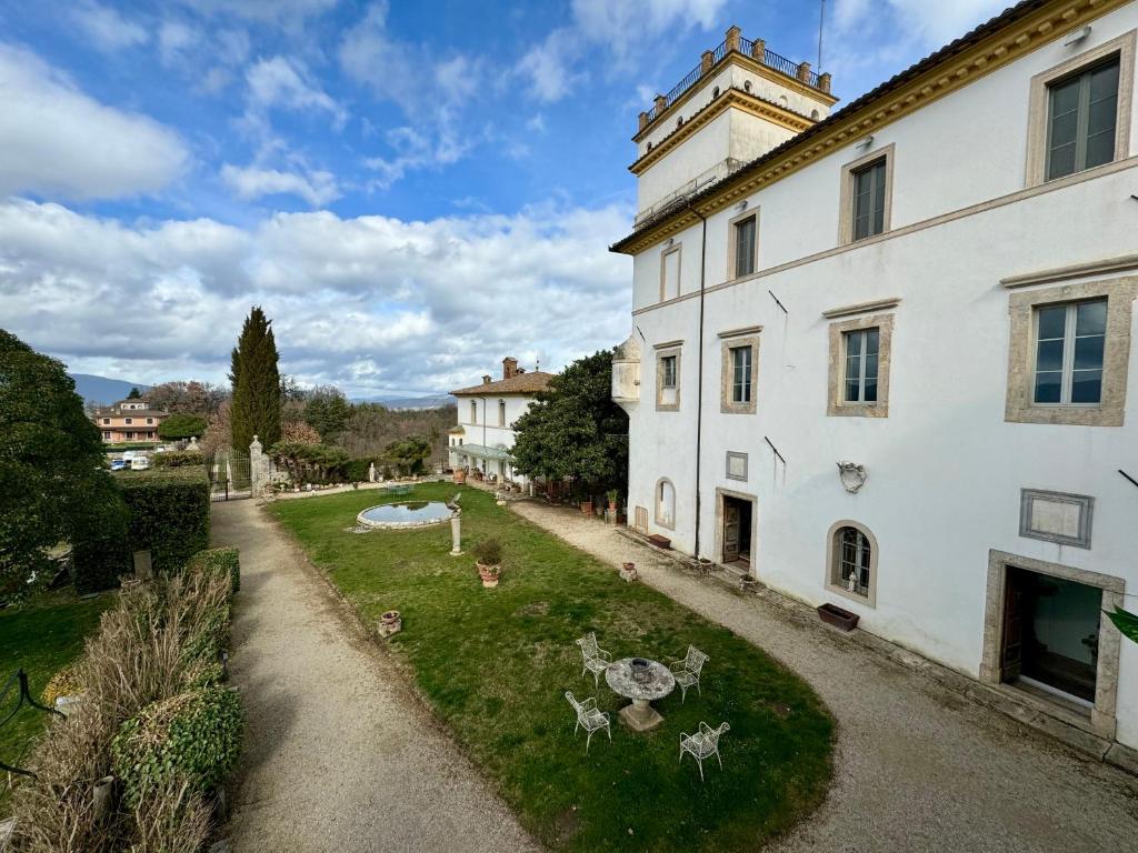 una vista exterior de un edificio con patio en Villa Dell'Annunziata, en Rieti