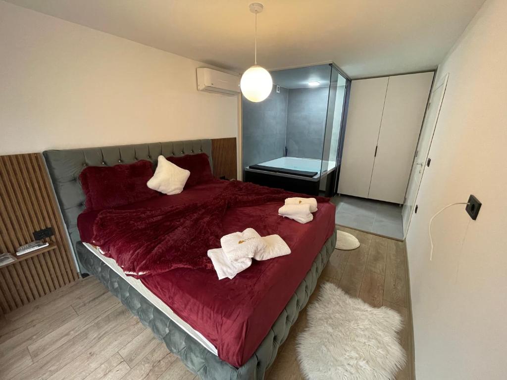1 dormitorio con 1 cama con toallas en Bellevue, en Orllan