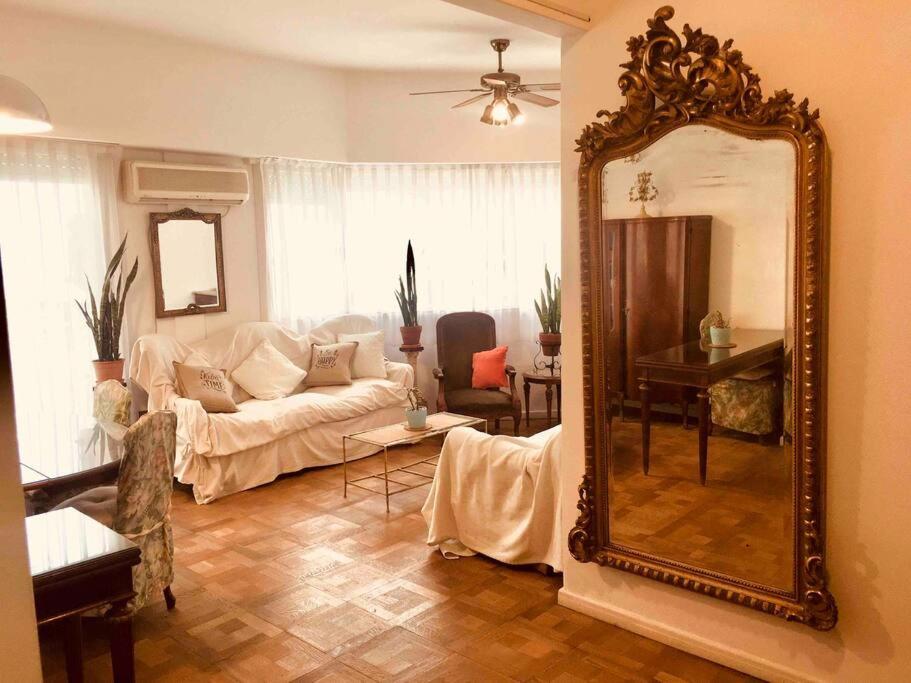 - un salon avec un canapé et un miroir dans l'établissement Buenos Aires Apartment, à Buenos Aires