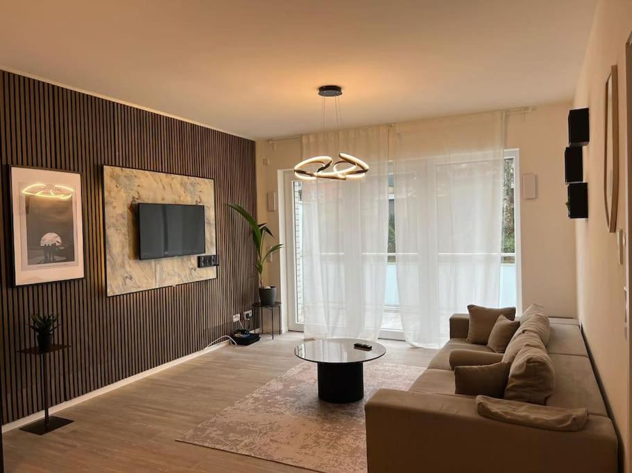 Μια τηλεόραση ή/και κέντρο ψυχαγωγίας στο Deluxe Apartment Bochum 1 BEDROOM
