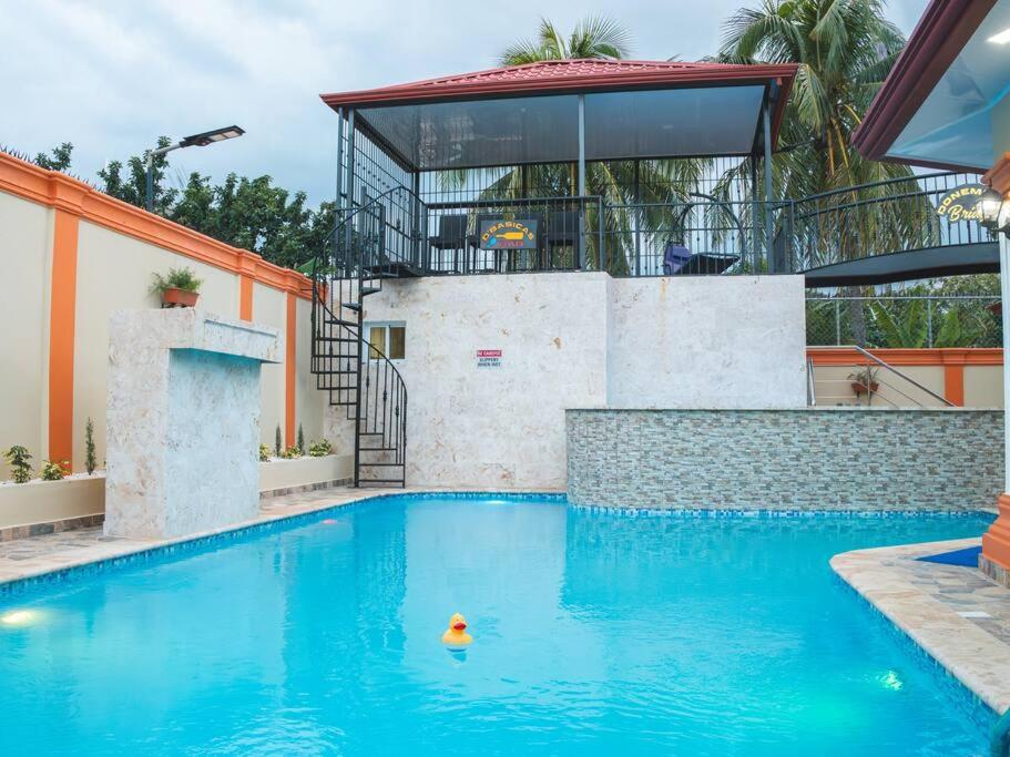 einen Pool in oder in der Nähe der Villa Margarita des Hotels in der Unterkunft Welcome to Villa D’Mirella! in Santiago de los Caballeros