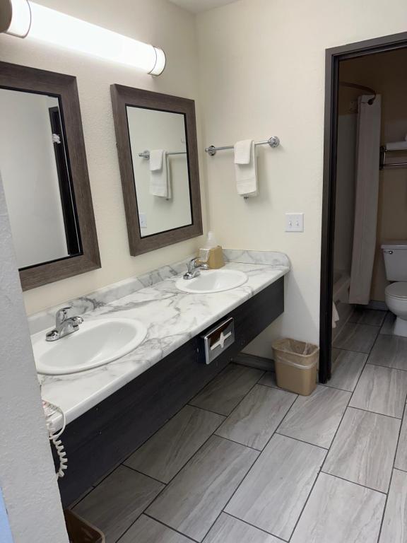 Super 8 by Wyndham Grand Island - Habitación Con Cama Extragrande - No Fumadores