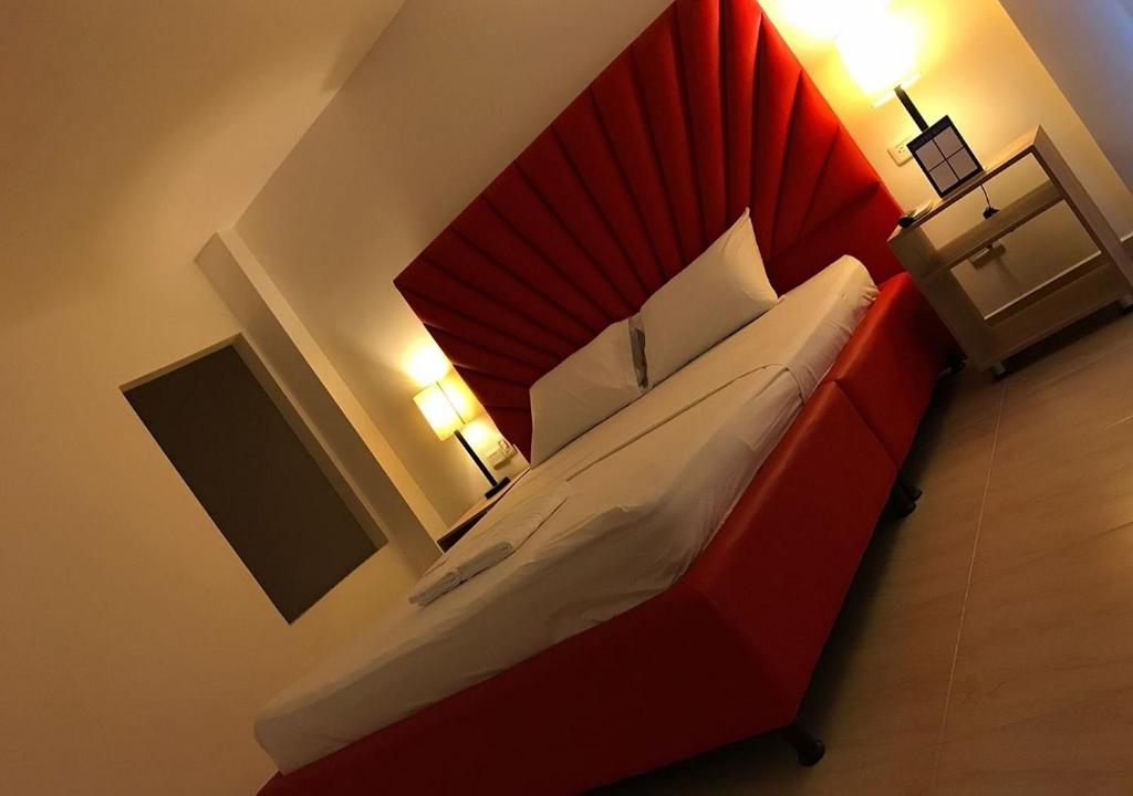 a bed with a red headboard in a room at Hotel Opera, Centro Medellín, Entertainment,Y Bar, Solo Adultos in Medellín