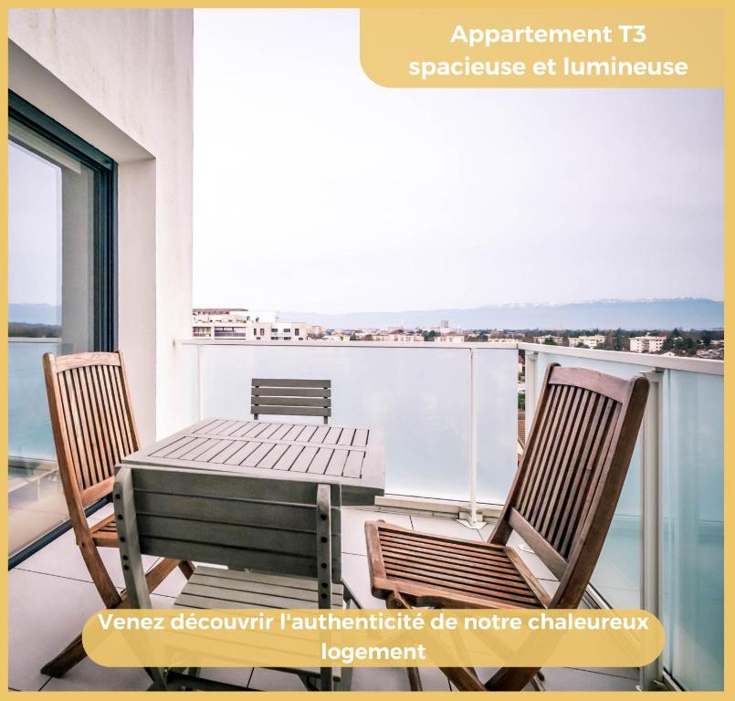 安姆比利的住宿－Appart T3 Moderne Ambilly，阳台配有一张桌子和两把椅子