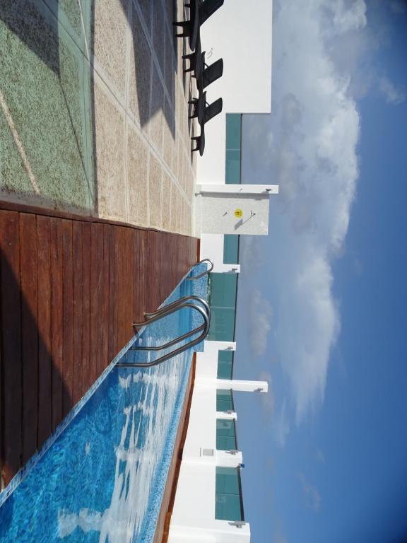 - une piscine à côté d'un bâtiment dans l'établissement Hotel Kavia Plus, à Cancún