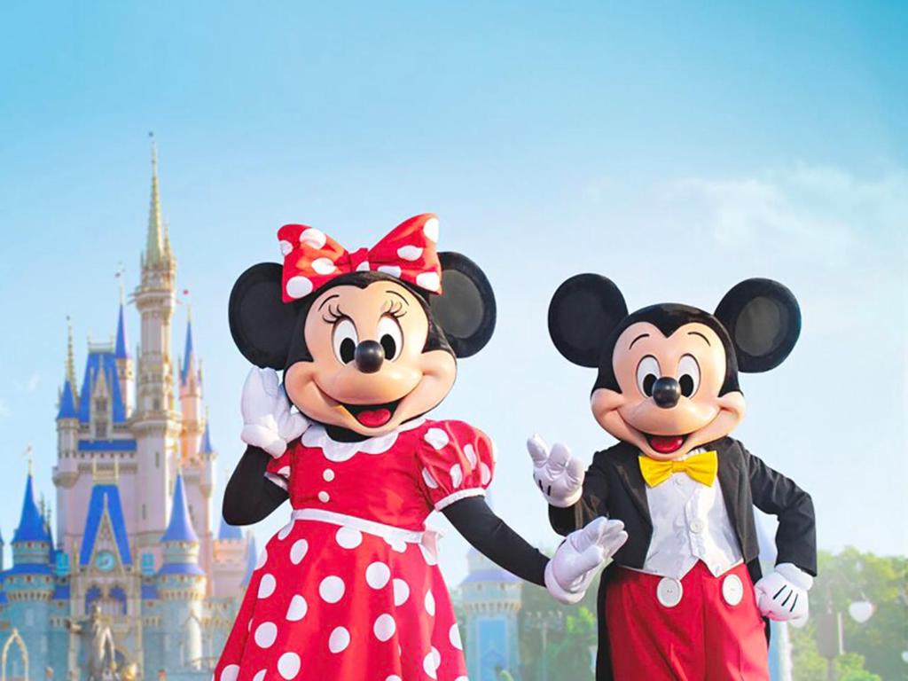 Dwa Mickey przed zamkiem w Disney. w obiekcie Au Charme De Bussy - Golf 5 mins, Disneyland 10 mins, Paris 15 miles w mieście Bussy-Saint-Georges