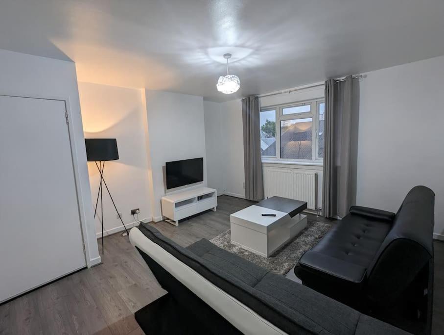 ein Wohnzimmer mit einem Sofa und einem TV in der Unterkunft 3 Bedroom Apartment Sleeps 8 in Edinburgh