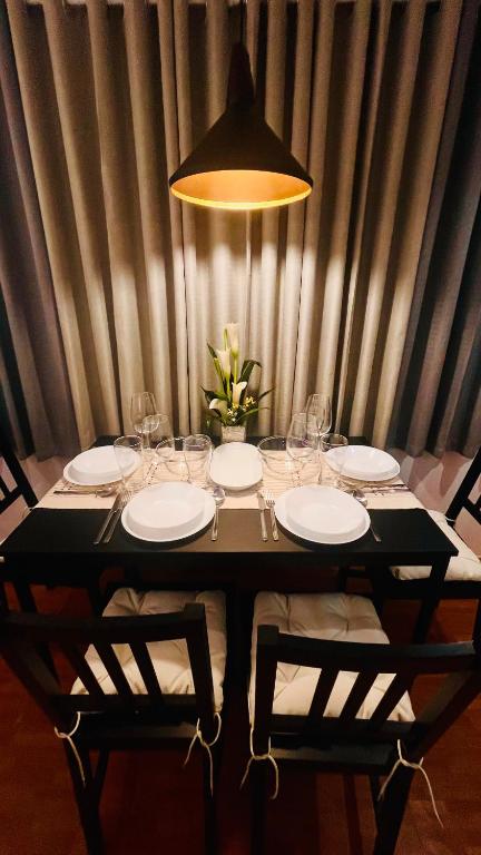 Luxe Condo Near MRT Mandaluyong Couples Getaway - Hizvo