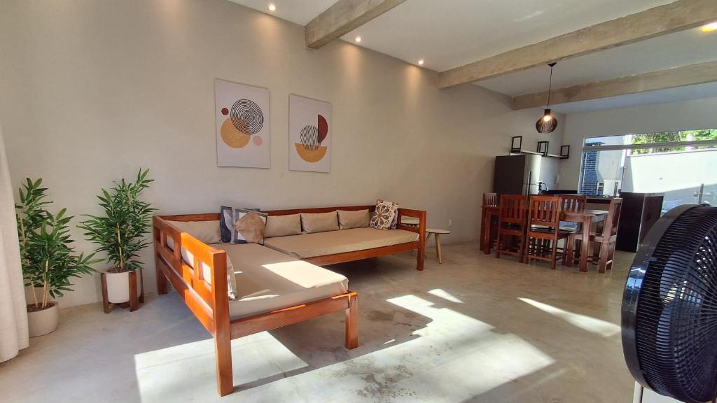 a living room with a couch and a table at Casa do Villas - Arraial d'Ajuda in Arraial d'Ajuda