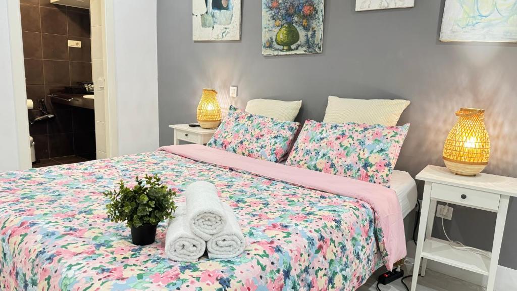 um quarto com uma cama com colcha floral em Center City, PUERTA DEL SOL em Madri