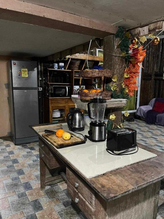 Kuchyň nebo kuchyňský kout v ubytování Shey's Travellers Inn