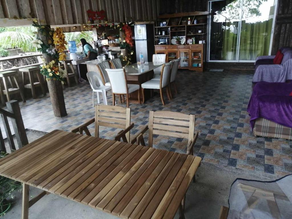 Restaurace v ubytování Shey's Travellers Inn
