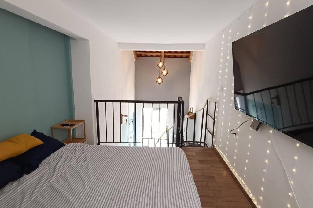 1 dormitorio con 1 cama con luces en la pared en Departamento Loft B en Orizaba