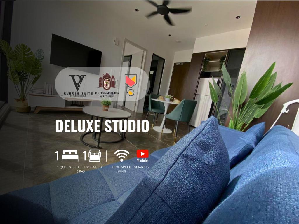 吉隆坡的住宿－Scarletz Suites KLCC by De Harlequins Guesthouse，客厅配有蓝色的沙发和电视