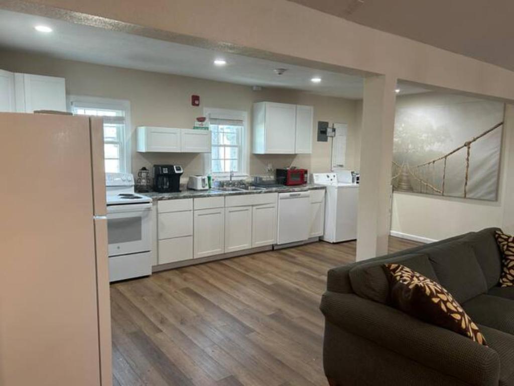 uma cozinha com armários brancos e um sofá num quarto em King Resort em Branson