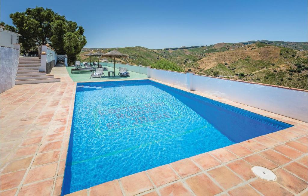 Borge的住宿－Nice Home In El Borge With Wifi，一座蓝色的游泳池