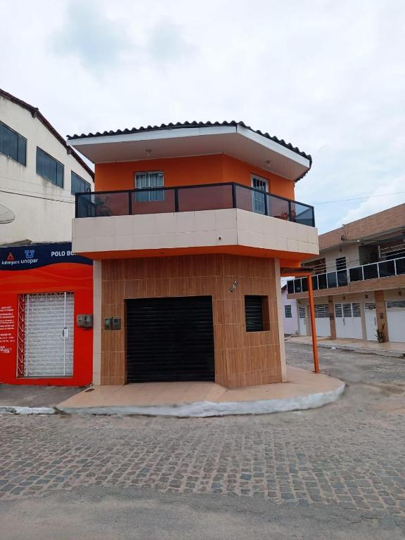 a building with a garage in a parking lot at APÊ AVENIDA - BONITO/PE in Bonito