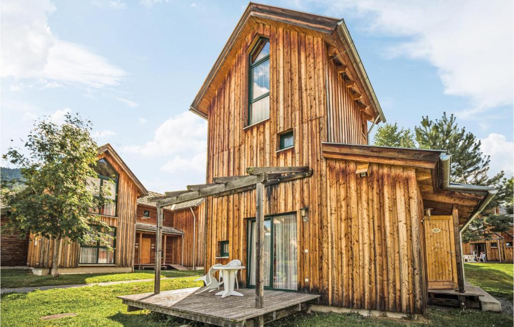 ein Holzhaus mit einem Gameradach in der Unterkunft Nice Home In St Georgen Am Kreischb, With Sauna, Wifi And Indoor Swimming Pool in Sankt Lorenzen ob Murau