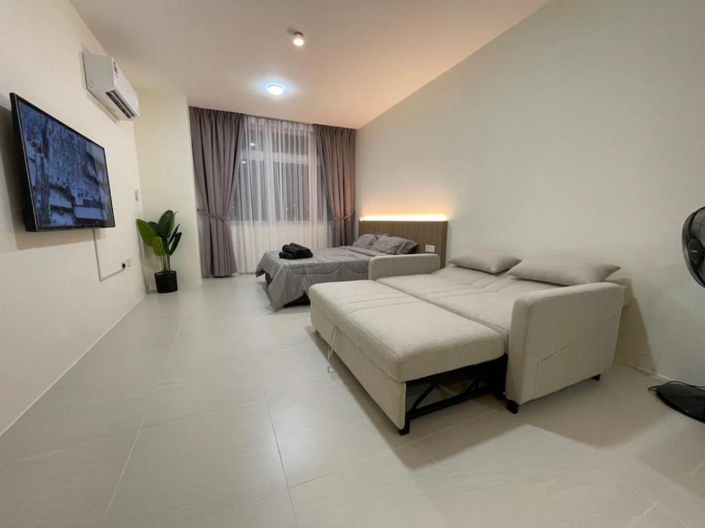 un soggiorno con letto e divano di J&SM Riverine resort homestay a Kuching
