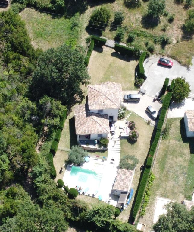 une vue aérienne d'une maison avec piscine dans l'établissement Villa Superbe Vue, à La Bruguière