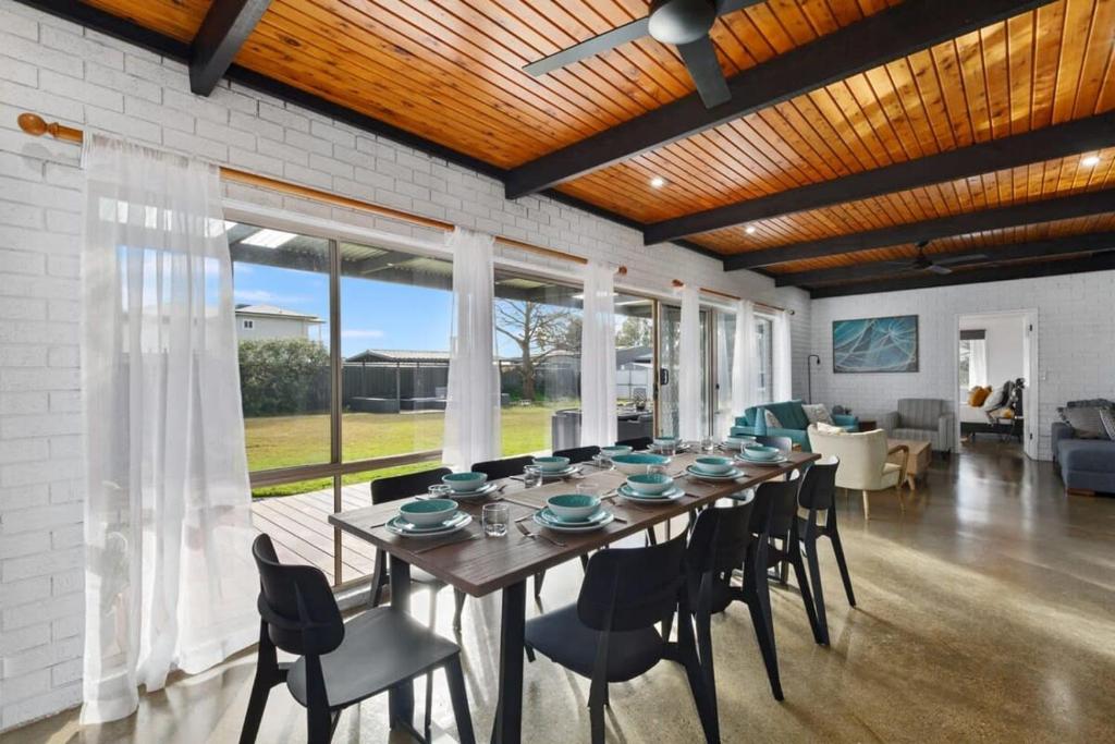 a dining room with a table and chairs at NEW - Hilderton on Hogans in Yarrawonga