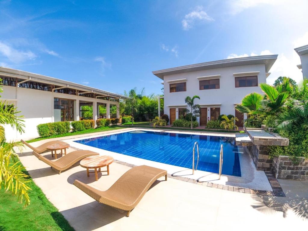 uma imagem de uma villa com piscina em Red Picnic Hostel em Panglao