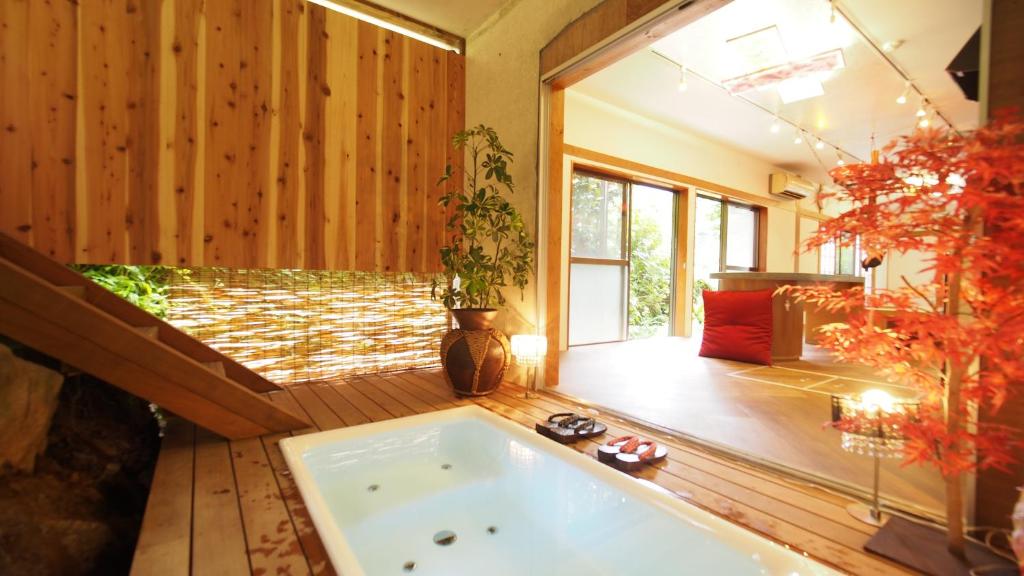 a large bath tub in a room with at BBQ施設徒歩圏内&露天風呂付き&箱根を大勢で遊びたい &癒されたい in Gora