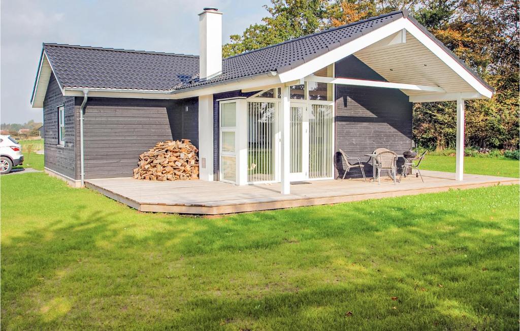 Casa con porche y terraza en Beautiful Home In Haderslev With Kitchen en Årø