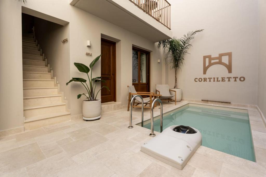 Bazén v ubytování Cortiletto Timeless Suites nebo v jeho okolí