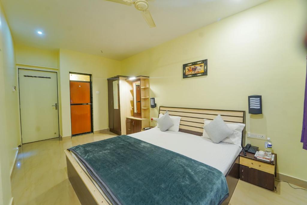 Letto o letti in una camera di Berry Fresh Stays Mahabaleshwar With Pool