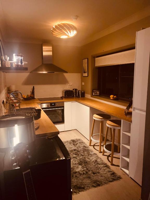Kuchyň nebo kuchyňský kout v ubytování Chalet Charm E4 Mowamba