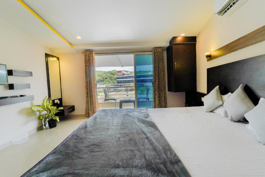 Letto o letti in una camera di Berry Fresh Stays Mahabaleshwar With Pool