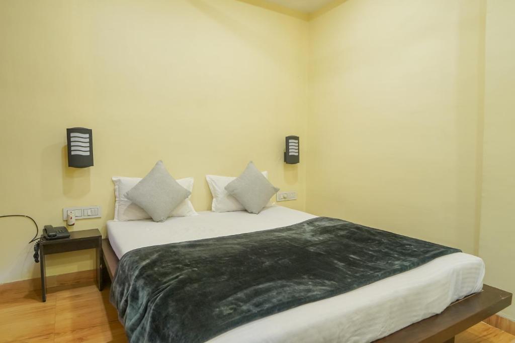 Letto o letti in una camera di Berry Fresh Stays Mahabaleshwar With Pool