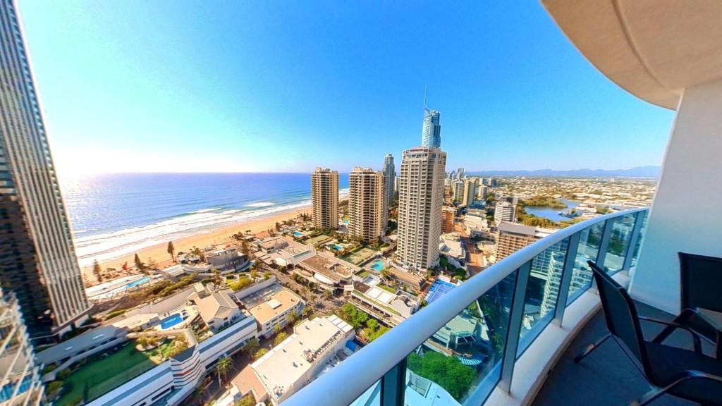 une vue sur la plage depuis le balcon d'un immeuble dans l'établissement Level 27 Oceanview Apt In Hilton-Signed Building, à Gold Coast
