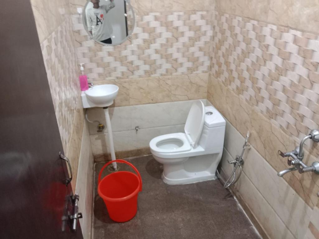 Baño pequeño con aseo y lavamanos en Expo Mart, en Greater Noida