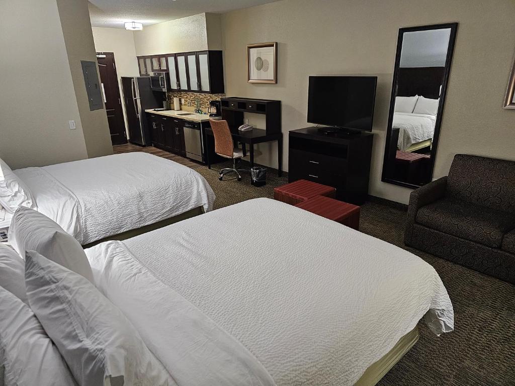 En eller flere senge i et værelse på Five minutes walk unit Disneyland Anaheim Staybridge Suites