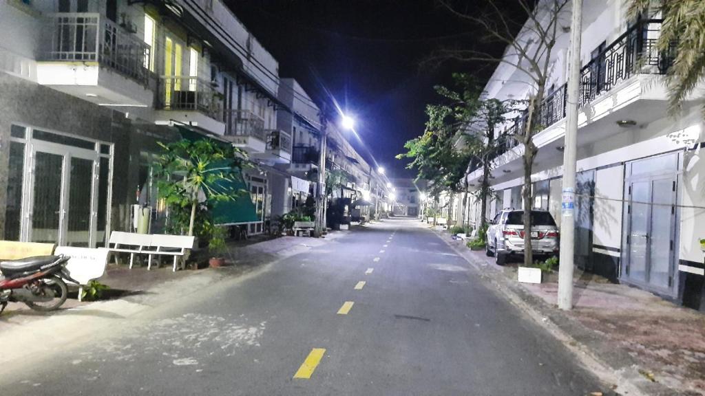 Une rue vide dans une ville la nuit dans l'établissement Mai Anh Garden 2, à Soc Trang