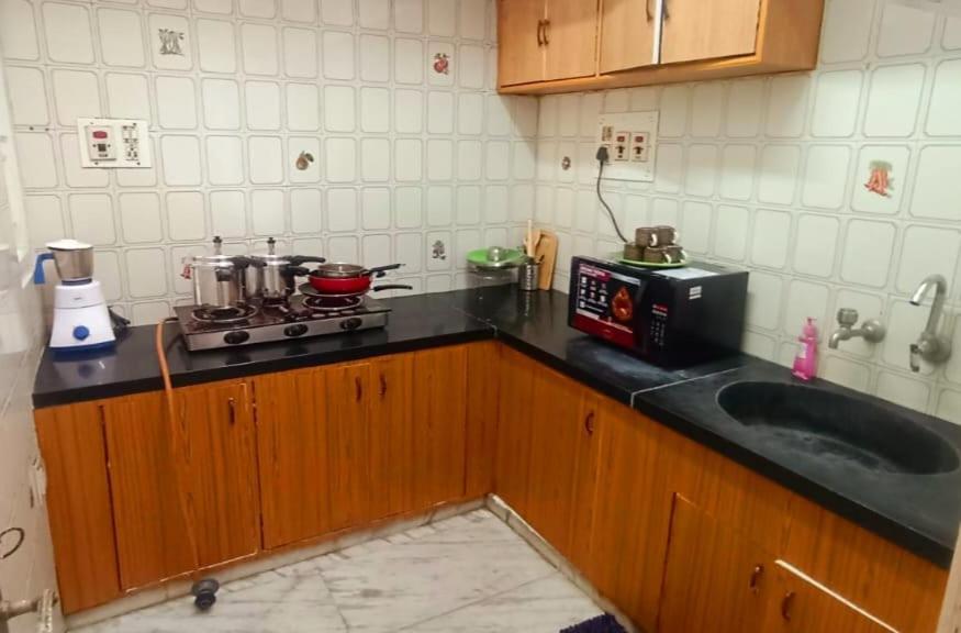 encimera de cocina con fregadero y fogones en Siddheshwara Home Stay, en Bangalore