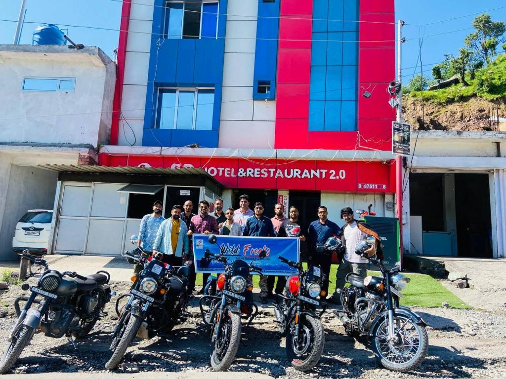 grupa motocykli zaparkowanych przed budynkiem w obiekcie SR Hotel & Restaurant 2.0 w mieście Lohārakot