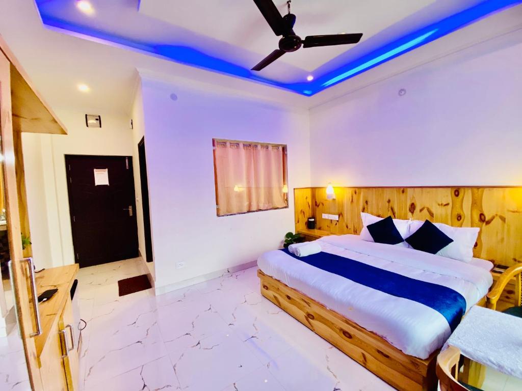 Postel nebo postele na pokoji v ubytování The Four Season Resort - Top Rated & Most Awarded Property in Mussoorie