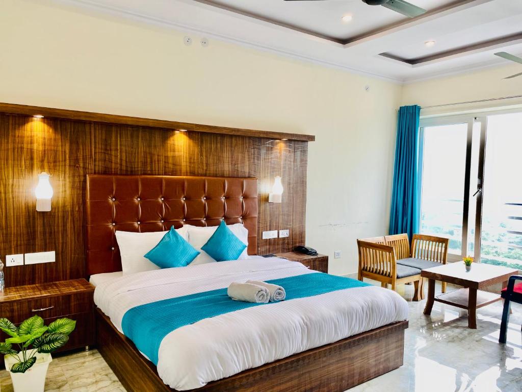 Postel nebo postele na pokoji v ubytování The Four Season Resort - Top Rated & Most Awarded Property in Mussoorie