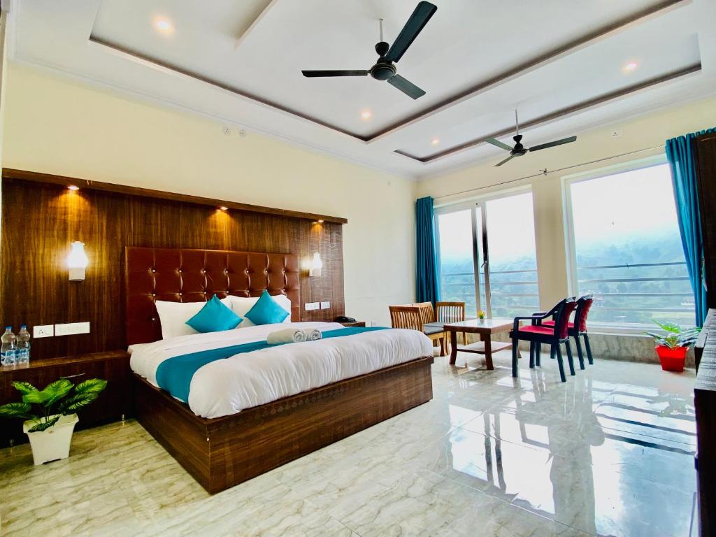 Postel nebo postele na pokoji v ubytování The Four Season Resort - Top Rated & Most Awarded Property in Mussoorie