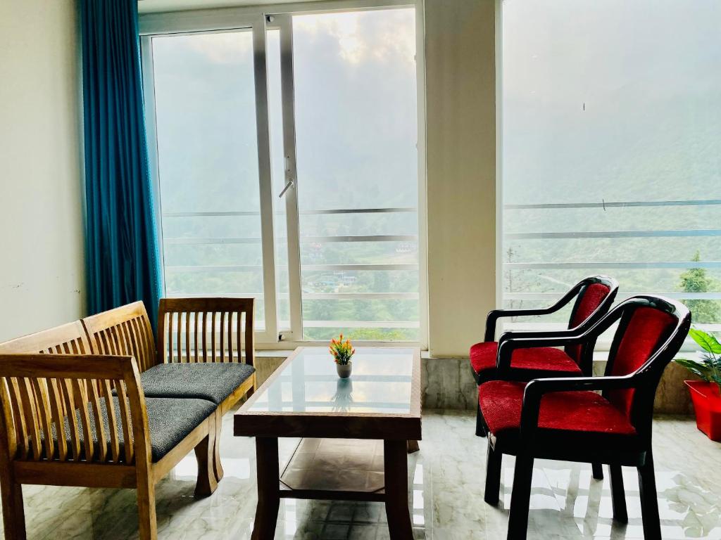 Posezení v ubytování The Four Season Resort - Top Rated & Most Awarded Property in Mussoorie