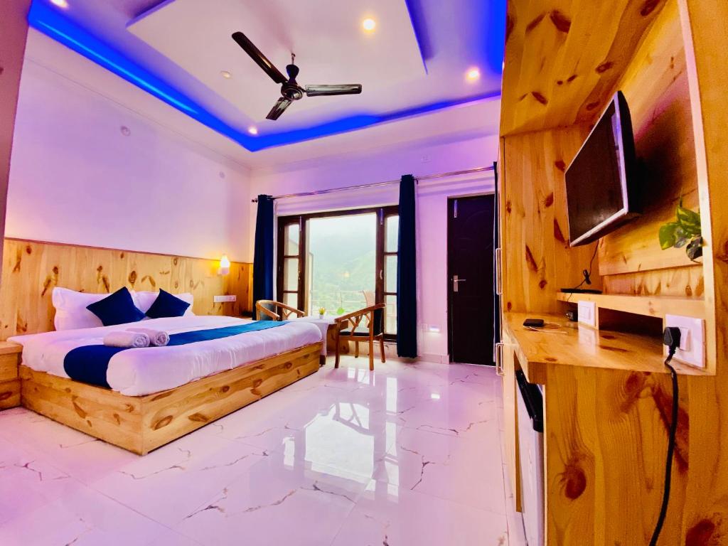 Postel nebo postele na pokoji v ubytování The Four Season Resort - Top Rated & Most Awarded Property in Mussoorie