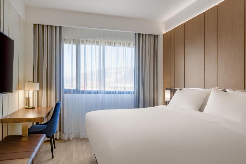 Katil atau katil-katil dalam bilik di AC Hotel by Marriott Saint-Julien-en-Genevois