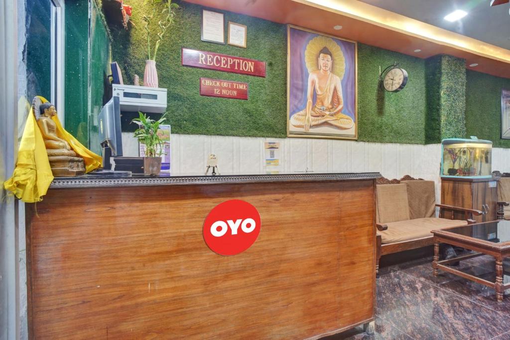 Een bar met een bord waarop Oxy staat. bij OYO Flagship 81231 Urmila Guest House in Bodh Gaya