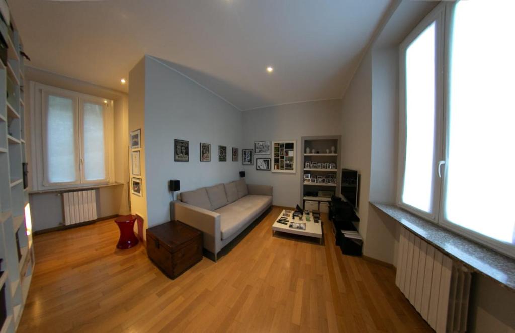 Casa Dell'Angelo في كومو: غرفة معيشة مع أريكة وتلفزيون